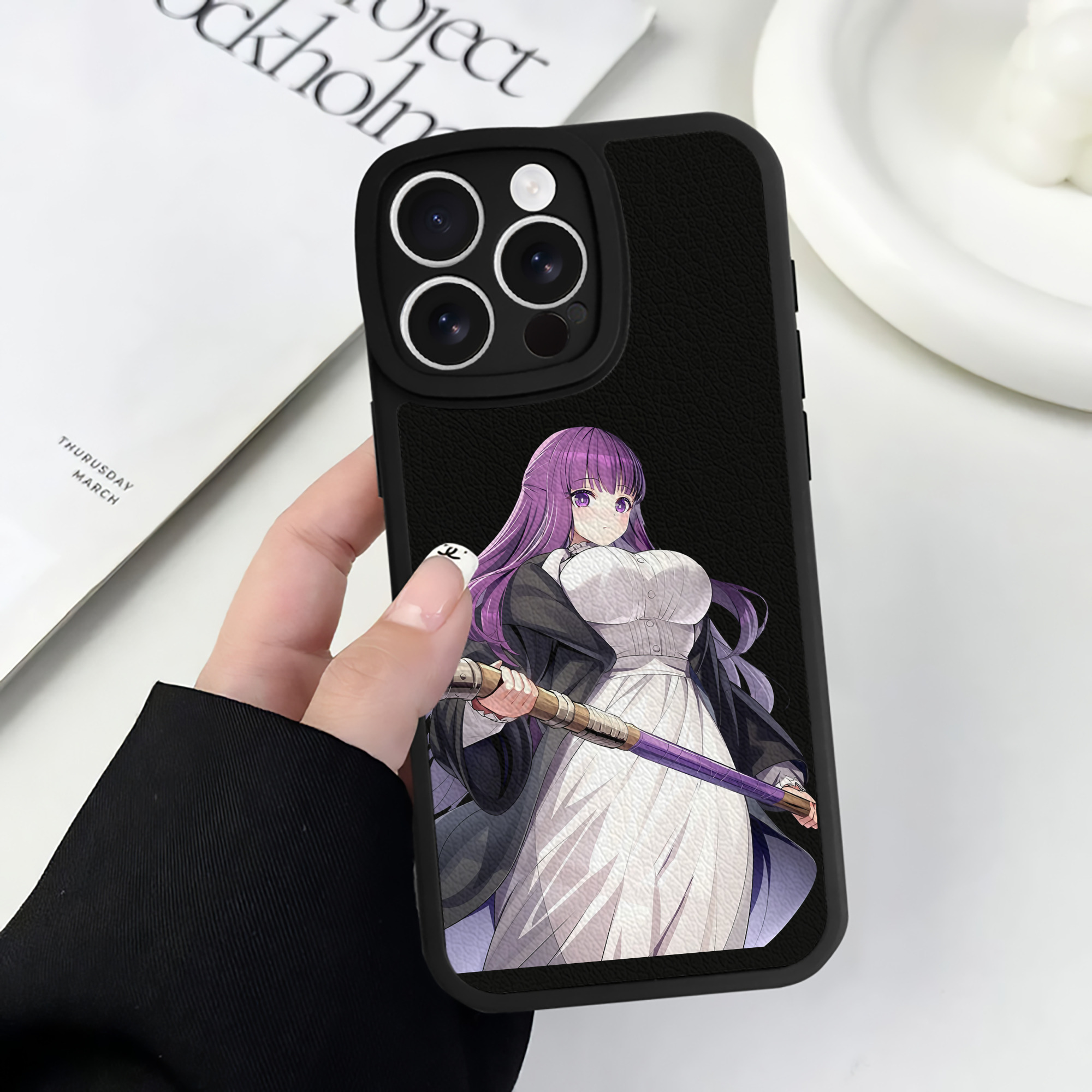 （画像用） 葬送のフリーレン Frieren 【iPhone 16シリーズ対応】シリコンスマホケース（レザー調） 材質：シリコン